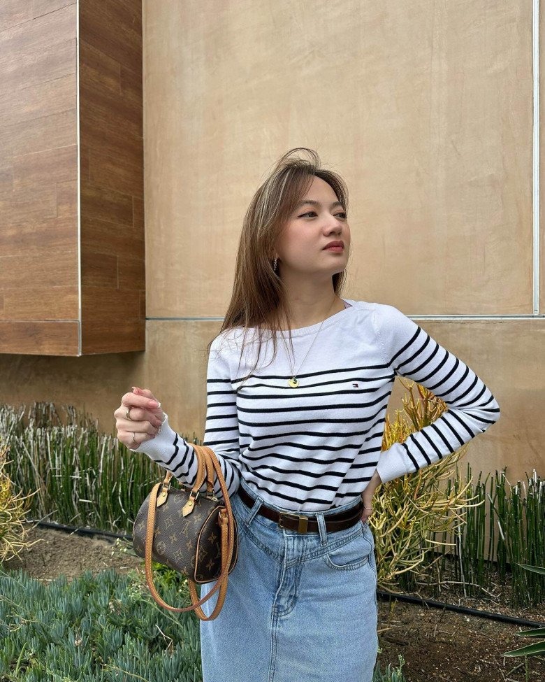 Vẫn là công thức phối đồ quen thuộc với chân váy denim nhưng Xuân Nghi đã lựa chọn phối cùng áo họa tiết kẻ ngang thay vì chiếc áo đơn sắc. Không cầu kỳ nhưng đủ để giúp cô nàng nổi bật giữa phố.