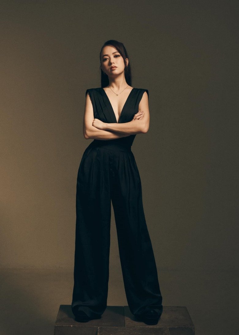 Không cần nhiều layer, chỉ cần một set jumpsuit đen với đường xẻ ngực sâu khoe trọn vóc dáng cũng giúp nữ ca sĩ trở nên nổi bật và tỏa sáng.