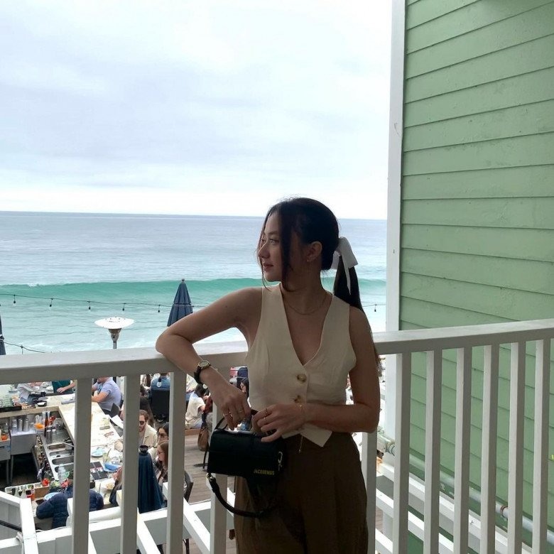 Một set đồ đậm chất công sở nhưng đầy phóng khoáng và tươi trẻ với áo tank top trắng phối cùng quần nâu ống rộng.