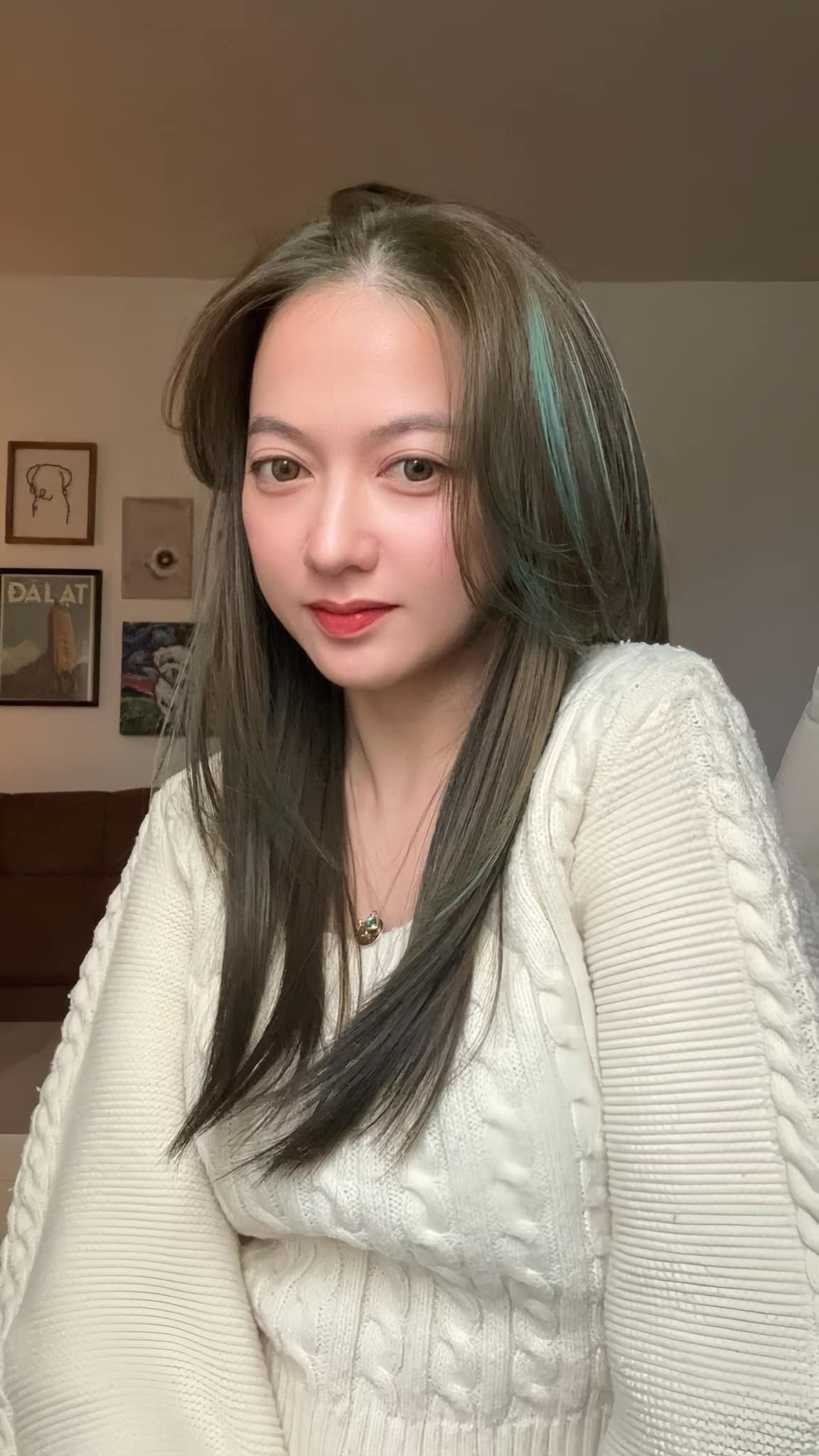 Những item casual như áo len, áo phông trắng cũng luôn xuất hiện trong các set đồ hàng ngày của Xuân Nghi.