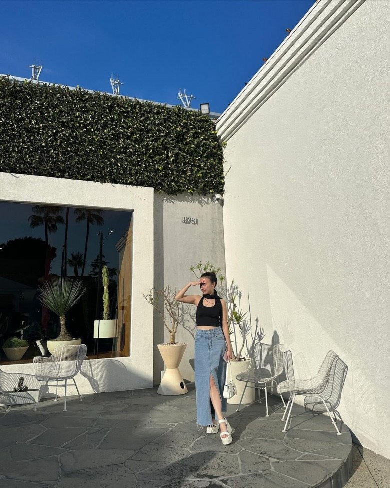 Sở hữu chiều cao 1m63 cùng thân hình cân đối, Xuân Nghi thích diện những set đồ bó sát hoặc chiết eo để khoe dáng như áo crotop ôm sát cùng chân váy denim xẻ tà phối cùng giày đế cao, túi xách tạo nên set đồ thời thượng.