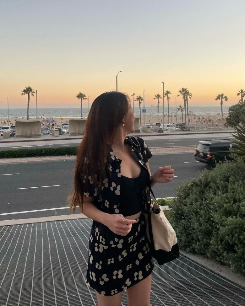 Set đồ họa tiết đơn giản trên nền đen giúp thu nhỏ vóc dáng của Xuân Nghi.