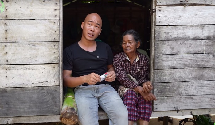 Hiện tại cả ba sống trên núi cao.