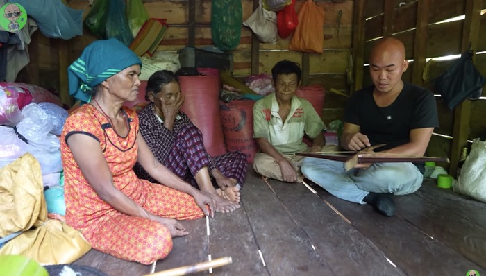 Họ cùng nhau làm đồng án, chăm sóc nhau.