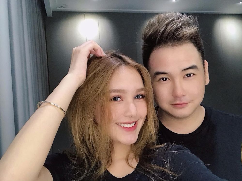 Những ngày qua, thông tin Xoài Non chính thức xác nhận tan vỡ với Xemesis gây xôn xao mạng xã hội. Từng có đám cưới rầm rộ tiền tỷ, cuộc sống 