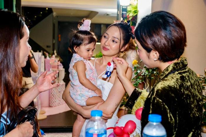 Đầu tháng 6 năm nay, Bảo Anh tổ chức tiệc mừng con gái tròn một tuổi. Nhiều nghệ sĩ đã đến chúc mừng nữ ca sĩ và ái nữ Misumi. Ảnh: FBNV