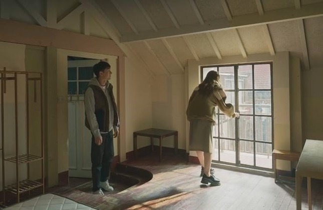 Ví dụ Phương Hiệp Văn vốn là chàng sinh viên nghèo phải đi làm thêm nhưng bỏ ra một số tiền khổng lồ hàng chục nghìn NDT để thuê căn hộ hai phòng ngủ rộng rãi, đồng thời trả một nửa tiền nhà cho nữ chính Hoàng Diệc Mai. Số tiền này quá lớn so với bối cảnh nghèo khó mà nhân vật được viết ra. Chi tiết không thực tế này khiến người xem thắc mắc.