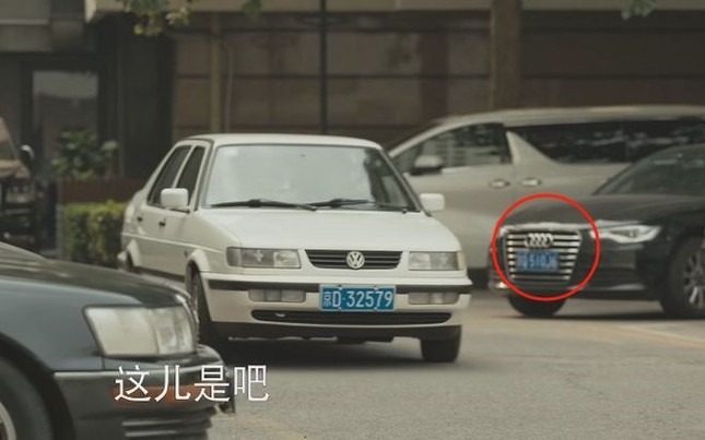 Chiếc xe Audi A6 đời mới xuất hiện bên chiếc Volkswagen đời cũ khiến người xem khó nhận biết phim đang quay trong thời đại nào.