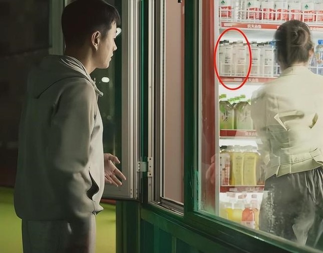 Khi hai nhân vật Hoàng Chấn Hoa và Tô Canh Sinh đi mua nước, chai nước nổi bật trong tủ kính thực ra được sản xuất từ năm 2021. Những chi tiết nhỏ này rất dễ bị khán giả nhận ra.