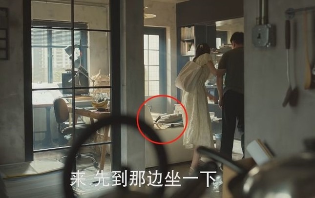 Một lỗi cảnh quay khác là khi Hoàng Chấn Hoa bị ngã gãy chân phải dùng nạng, chiếc nạng đã di chuyển so với vị trí ban đầu.