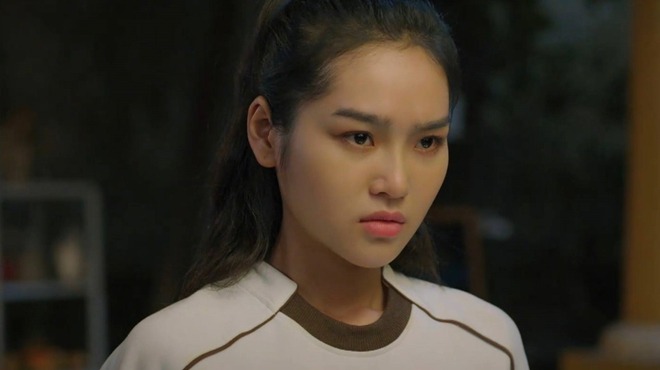 Tuy nhiên, cách diễn của Cù Thị Trà chưa nhận được đánh giá cao của khán giả. Cô thường xuyên thể hiện sự tức giận, khó chịu với Vinh hay nhóm bạn thân, đôi mày thường xuyên nhăn lại, biểu cảm đanh đá khó có thiện cảm.