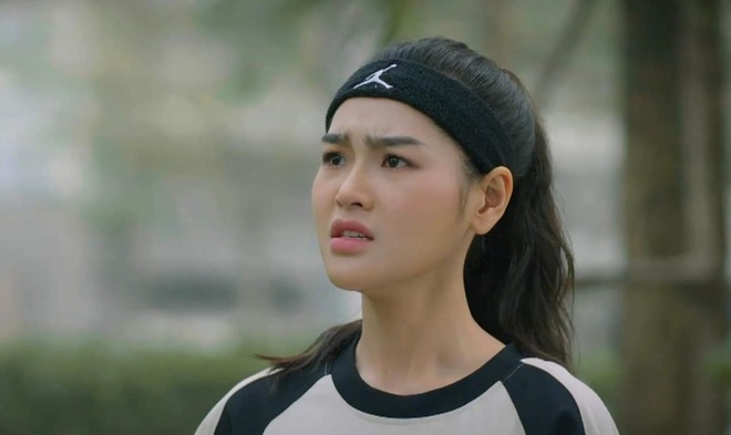 Cô thường xuyên thể hiện sự tức giận, khó chịu với Vinh hay nhóm bạn thân, đôi mày thường xuyên nhăn lại, biểu cảm đanh đá khó có thiện cảm.