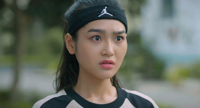 Theo khán giả, nữ chính không nhất định phải là nhân vật hiền lành, nhưng cần có sự chính trực, nhưng Cù Thị Trà chưa thể hiện được khí chất này. Vì vậy, người xem nhận xét cô giống nhân vật phản diện hơn.