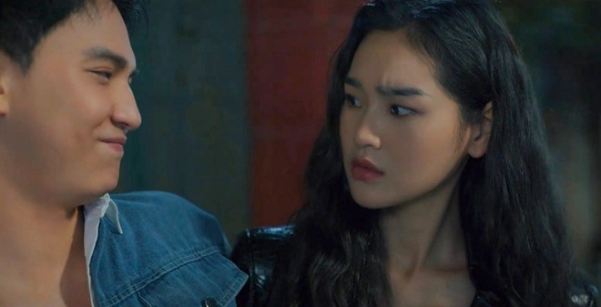 Thực tế, gương mặt của Cù Thị Trà xinh đẹp nhưng lại không hiền. Đôi mày kiếm khiến cô trông sắc sảo. Khuôn miệng của nữ diễn viên thường hay nhếch lên. Những biểu cảm này giống với vai diễn 