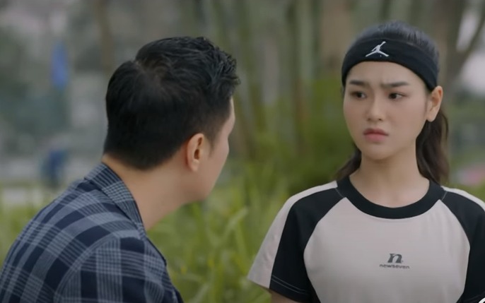 Ngay cả những lúc cãi vã, nũng nịu với đối tượng thầm thương trộm nhớ là Vinh (Việt Anh), Cù Thị Trà cũng tỏ thái độ vùng vằng, thiếu đi nét dễ thương cần có. 