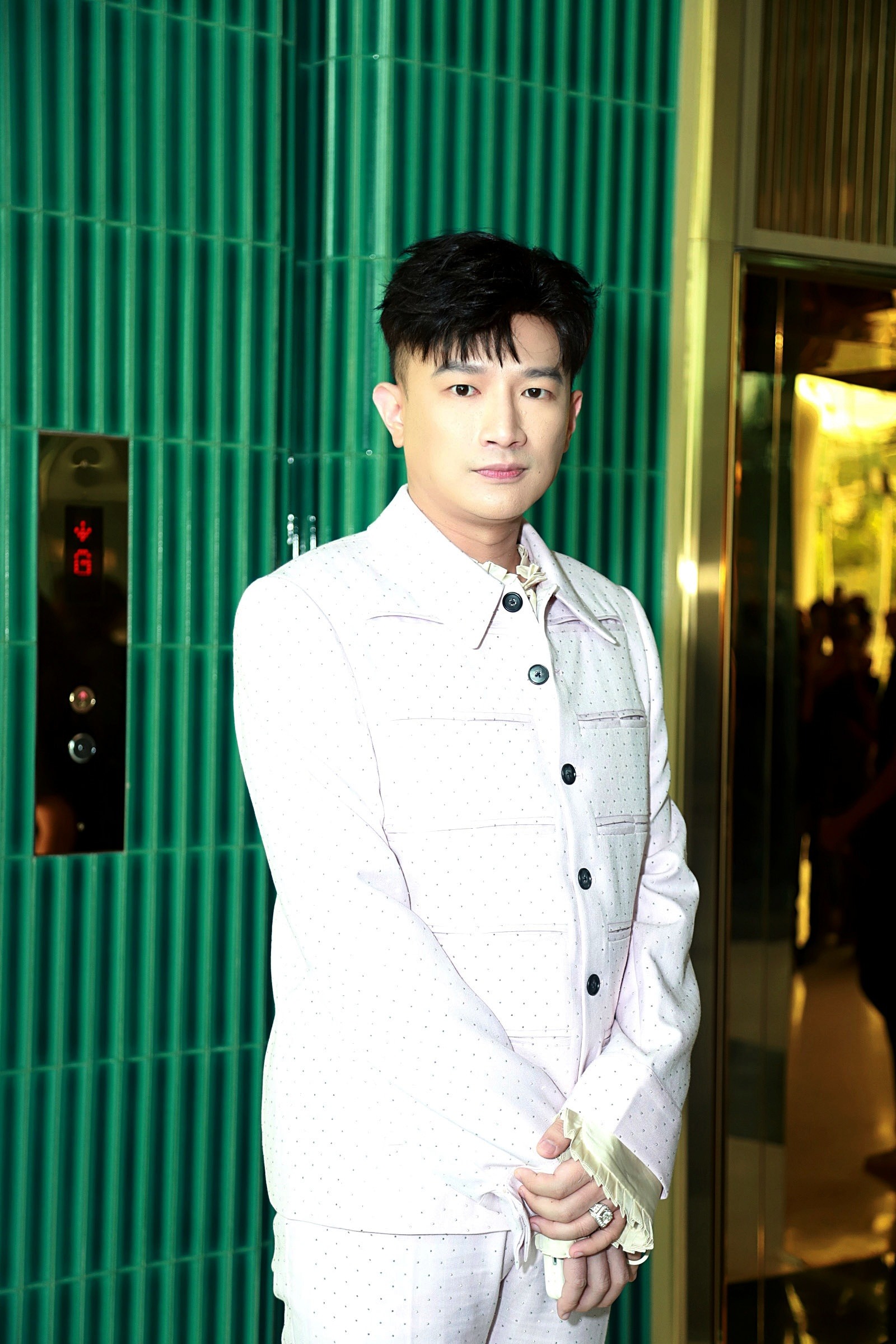 Anh cho rằng việc Hoàng Thuỳ tạo ra 1 series, liên tục chia sẻ câu chuyện ẩn ý là cách hành xử nhằm thu hút truyền thông và mục đích nào đó chứ không phải việc làm văn minh