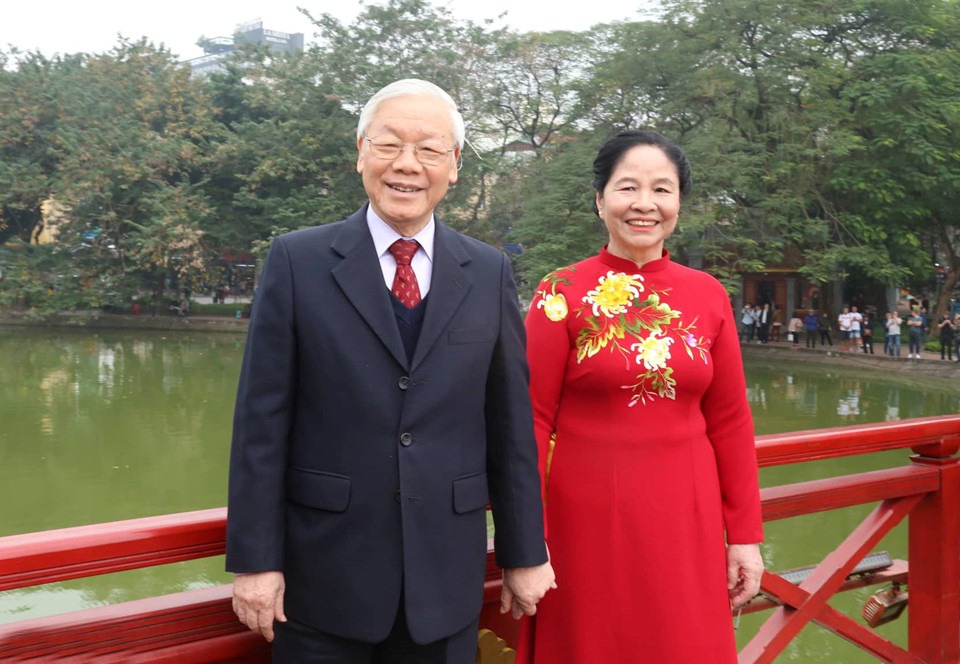 Tổng bí thư, Chủ tịch nước Nguyễn Phú Trọng và phu nhân Ngô Thị Mận chụp hình lưu niệm trên cầu Thê Húc, sau khi thả cá chép. Trong thời gian giữ cương vị Tổng bí thư từ năm 2011 đến nay, ông kiêm Chủ tịch nước từ tháng 10/2018 đến tháng 4/2021. Ảnh: Quang Vinh