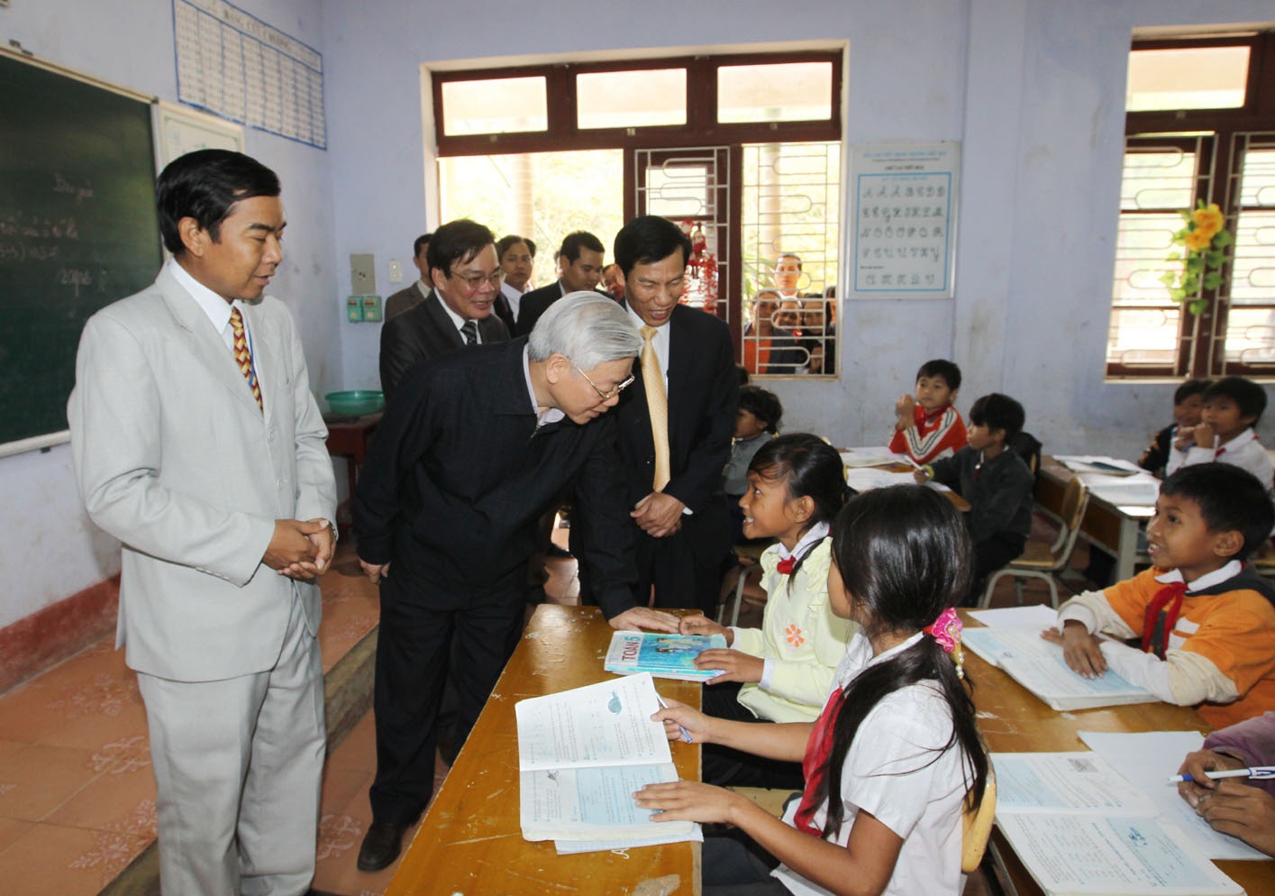 Trong chương trình công tác tại tỉnh Thừa Thiên Huế tháng 3/2014, Tổng bí thư Nguyễn Phú Trọng thăm trường tiểu học và THCS Hồng Hạ, huyện A Lưới. Đây là huyện miền núi nằm phía Tây Nam tỉnh Thừa Thiên Huế, còn nhiều xã thuộc diện khó khăn. Ảnh: TTXVN