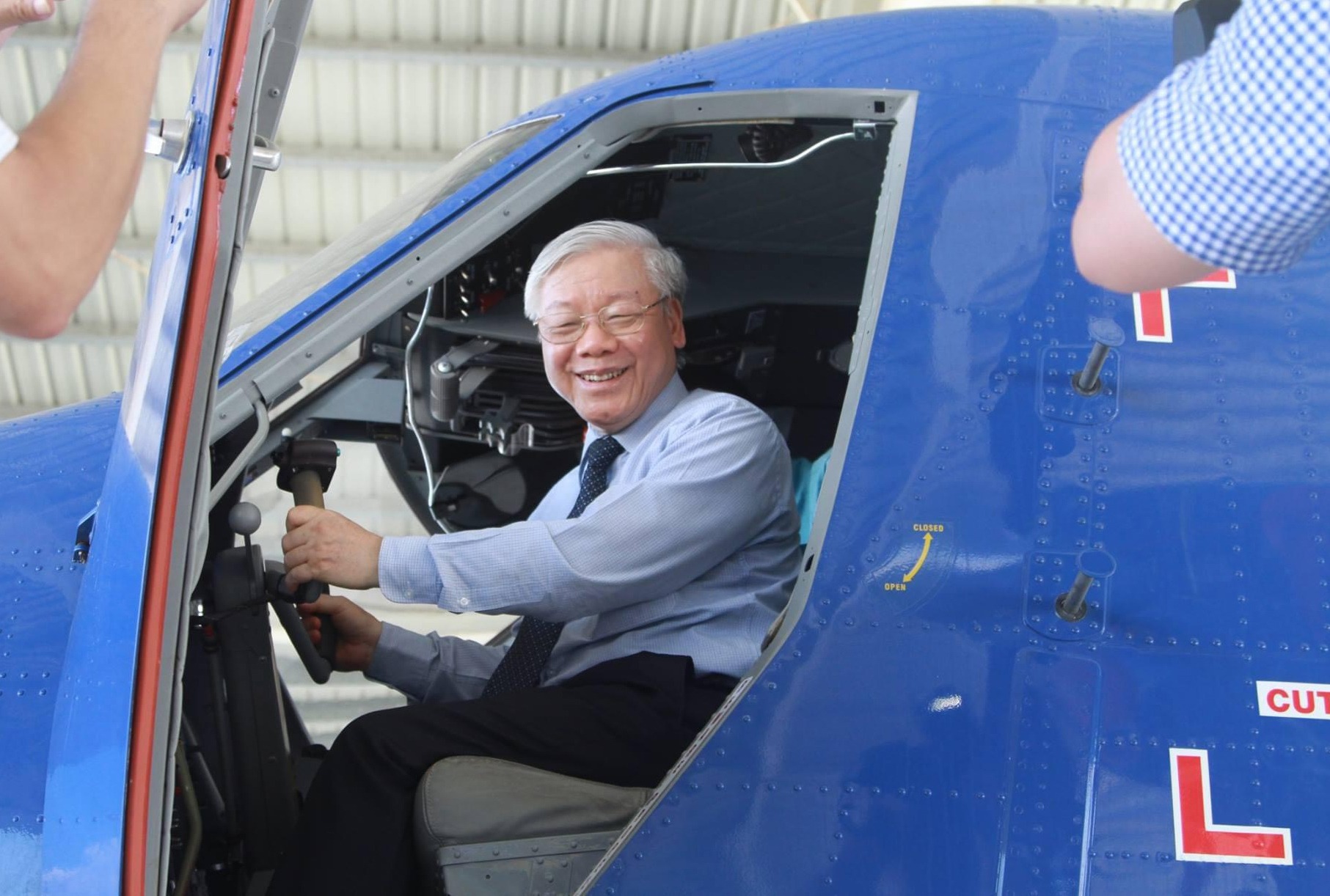 Tháng 5/2016, ông thăm và làm việc tại Vùng 4 Hải Quân, Cam Ranh, Khánh Hòa. Tại đây, ông thử ngồi vào buồng lái chiếc thủy phi cơ DHC-6 Series 400 Twin Otter, thăm tàu hộ vệ Lý Thái Tổ, tàu ngầm Kilo. Ảnh: Văn Kỳ