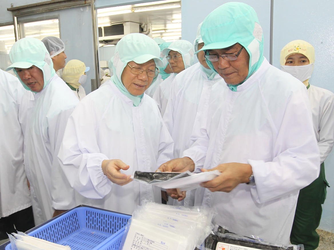 Tháng 8/2014, Tổng bí thư thăm, làm việc, kiểm tra tình hình thực hiện nhiệm vụ phát triển kinh tế - xã hội, quốc phòng - an ninh... tại Cần Thơ. Ông chỉ rõ để phát huy vai trò của thành phố trung tâm, động lực phát triển trên vùng sông nước gắn nhiều với nông nghiệp, Cần Thơ cần tập trung phát triển hạ tầng, nhân lực chất lượng cao, công nghiệp chế biến gắn với thương mại, du lịch, dịch vụ. Trong chuyến đi này, ông đến thăm dây chuyền chế biến tôm của Công ty TNHH thực phẩm xuất khẩu Nam Hải (khu công nghiệp Trà Nóc). Ảnh: TTXVN