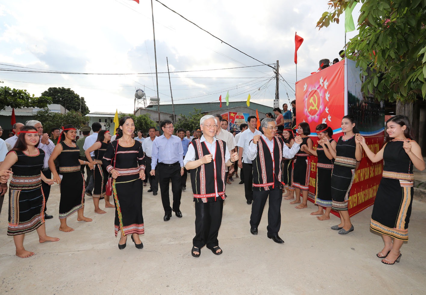 Một ngày sau đó, Tổng bí thư Nguyễn Phú Trọng mặc áo thổ cẩm, tham gia điệu múa truyền thống của đồng bào dân tộc tại thôn Kon Rơ Bàng 2, xã Vinh Quang, TP Kon Tum. Ảnh: TTXVN