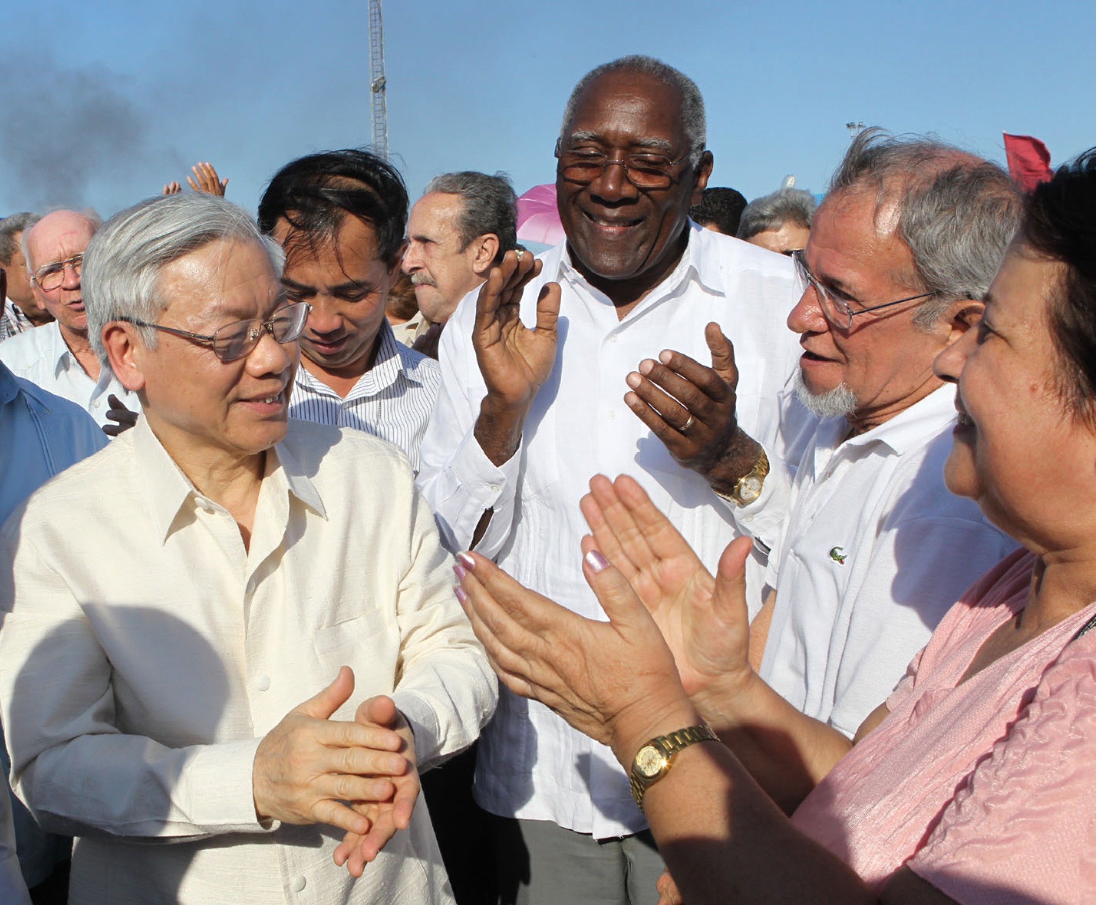 Ngoài các hoạt động trong nước, các chuyến công tác nước ngoài, ông cũng tiếp xúc, trò chuyện với kiều bào, người dân bản địa. Trong ảnh, Tổng bí thư dự lễ mít tinh hữu nghị đoàn kết hai nước Việt Nam - Cuba, trong chuyến thăm chính thức Cộng hòa Cuba, tháng 4/2012. Ảnh: TTXVN