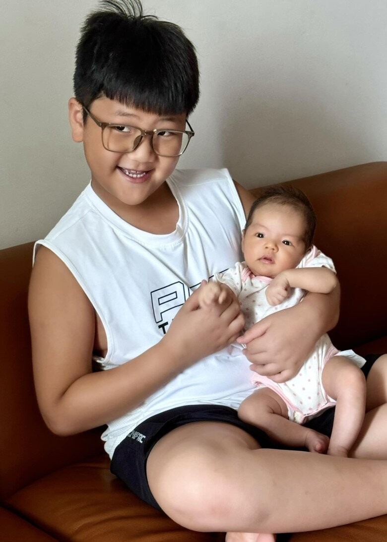 Bé Be cưng chiều em, ra dáng anh hai.