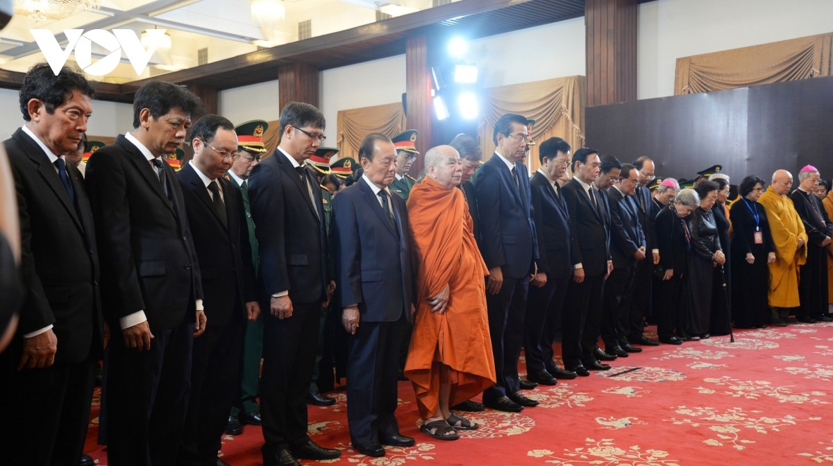 Diễn ra cùng lúc với Nhà Tang lễ Quốc gia, tại Hội trường Thống Nhất (TP.HCM), các đại biểu của Thành ủy, HĐND, UBND, Ủy ban MTTQ Việt Nam TP.HCM; lực lượng vũ trang, các đoàn thể, tổ chức xã hội; đoàn ngoại giao: các đoàn đại biểu các tỉnh, thành phía Nam và các tầng lớp nhân dân cũng thành kính trang nghiêm trong giờ phút thiêng liêng, tiễn biệt người lãnh đạo hết lòng vì nước, vì dân. 