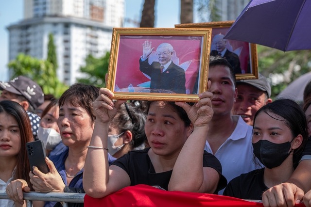 Người dân bật khóc trước những giây phút tiễn biệt cuối cùng người lãnh đạo vĩ đại của dân tộc Việt Nam