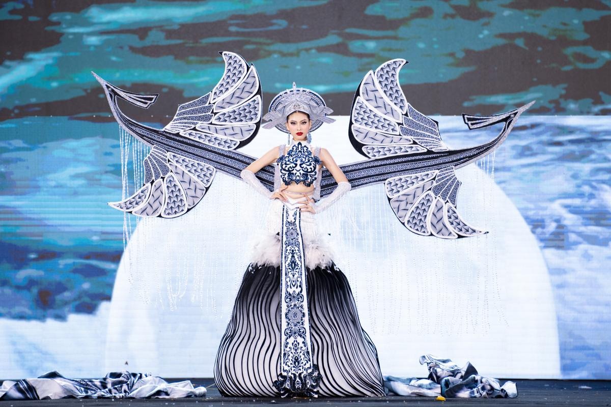 “Thiên Hạc” của tác giả Lê Thị Kim Dung được Á hậu 2 Hoa hậu Việt Nam 2020 – Nguyễn Lê Ngọc Thảo trình diễn. Trang phục với tông màu chủ đạo là đen và trắng càng làm nổi bật từng chi tiết mô phỏng kỹ thuật điêu khắc, đính kết cầu kỳ tạo hiệu ứng ấn tượng khi trình diễn. Lấy hình ảnh chim Lạc trong văn hóa Đông Sơn làm điểm nhấn, đại diện cho con người chính trực, cùng khát vọng vươn lên, chinh phục ước mơ của người con đất Việt. 