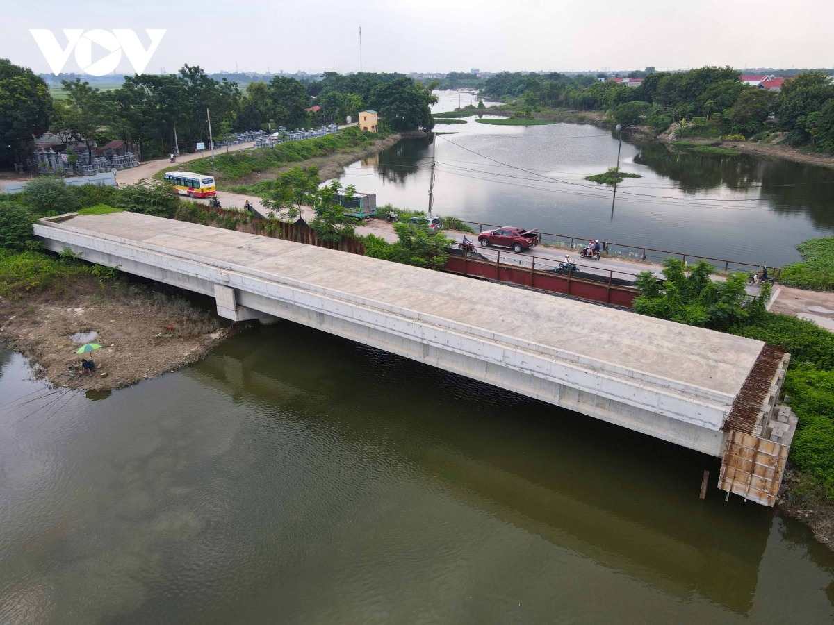 Lãnh đạo UBND tỉnh Bắc Ninh vừa đi kiểm tra thực địa công tác giải phóng mặt bằng và tiến độ thi công Dự án đầu tư xây dựng cầu Nét đoạn Yên Phong – TP Từ Sơn. Dự án được khởi công xây dựng từ năm 2020, sau nhiều lần gia hạn, điều chỉnh chủ trương đầu tư, đến nay, dự án vẫn chậm tiến độ, chủ đầu tư tiếp tục xin gia hạn đến hết năm 2025 sẽ hoàn thành, đưa vào sử dụng.