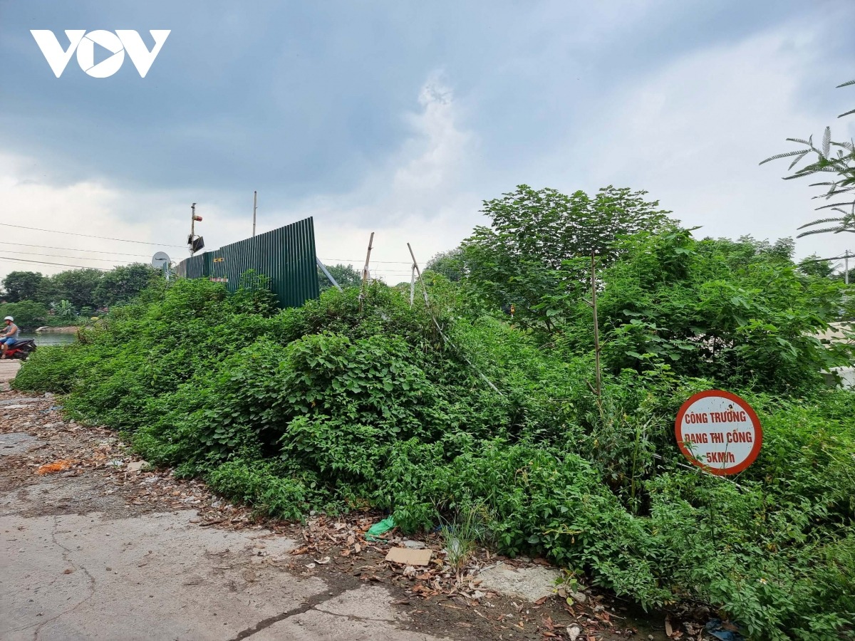 Theo ghi nhận của phóng viên Báo Điện tử VOV, tại hiện trường, dự án xây dựng cầu Nét đã dừng thi công, trên công trường không có hoạt động nào diễn ra.