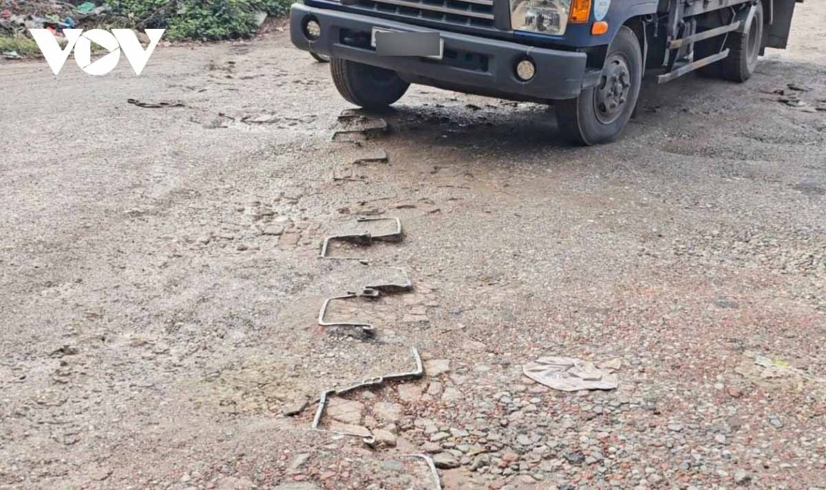 Nhiều mảnh sắt nhô lên mặt đất, tiềm ẩn nguy cơ gây tai nạn.