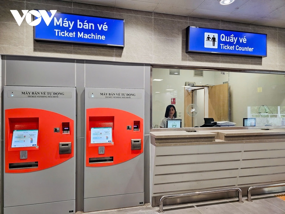 Tại các nhà ga, hành khách có thể mua vé trực tiếp qua nhân viên...