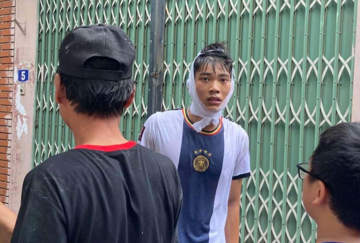 Một người bị thương do kính vỡ từ trên cao rơi xuống