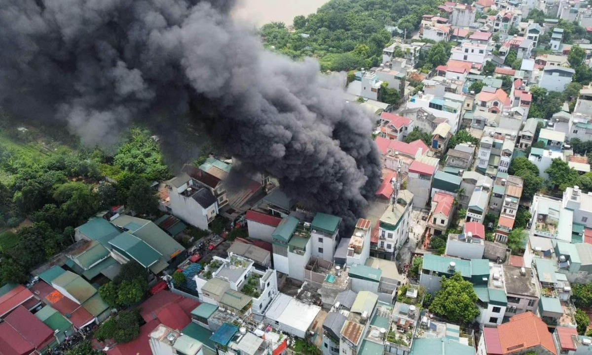 Ngọn lửa bốc cháy ngùn ngụt tạo thành cột khói cao vài chục mét