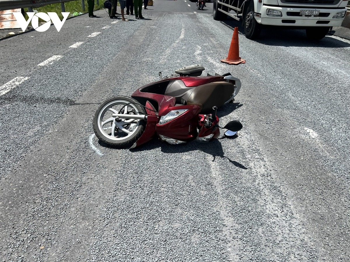 Mặt đường phủ lớp đá mi rất nguy hiểm đối với người đi xe gắn máy