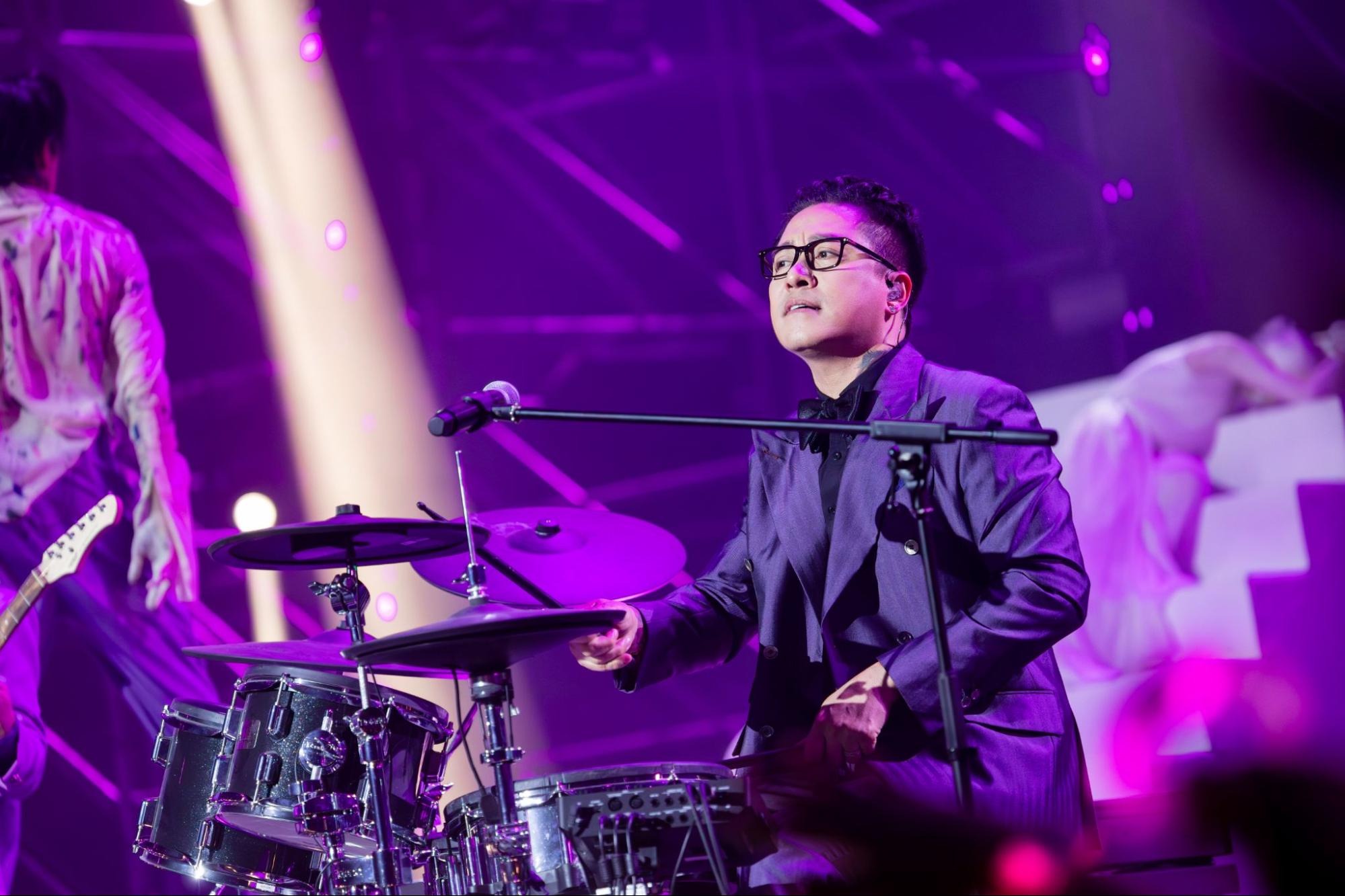 Nam ca sĩ tiết lộ bộ vest này được chính Jun Phạm ra tay “cứu” bàn thua trông thấy