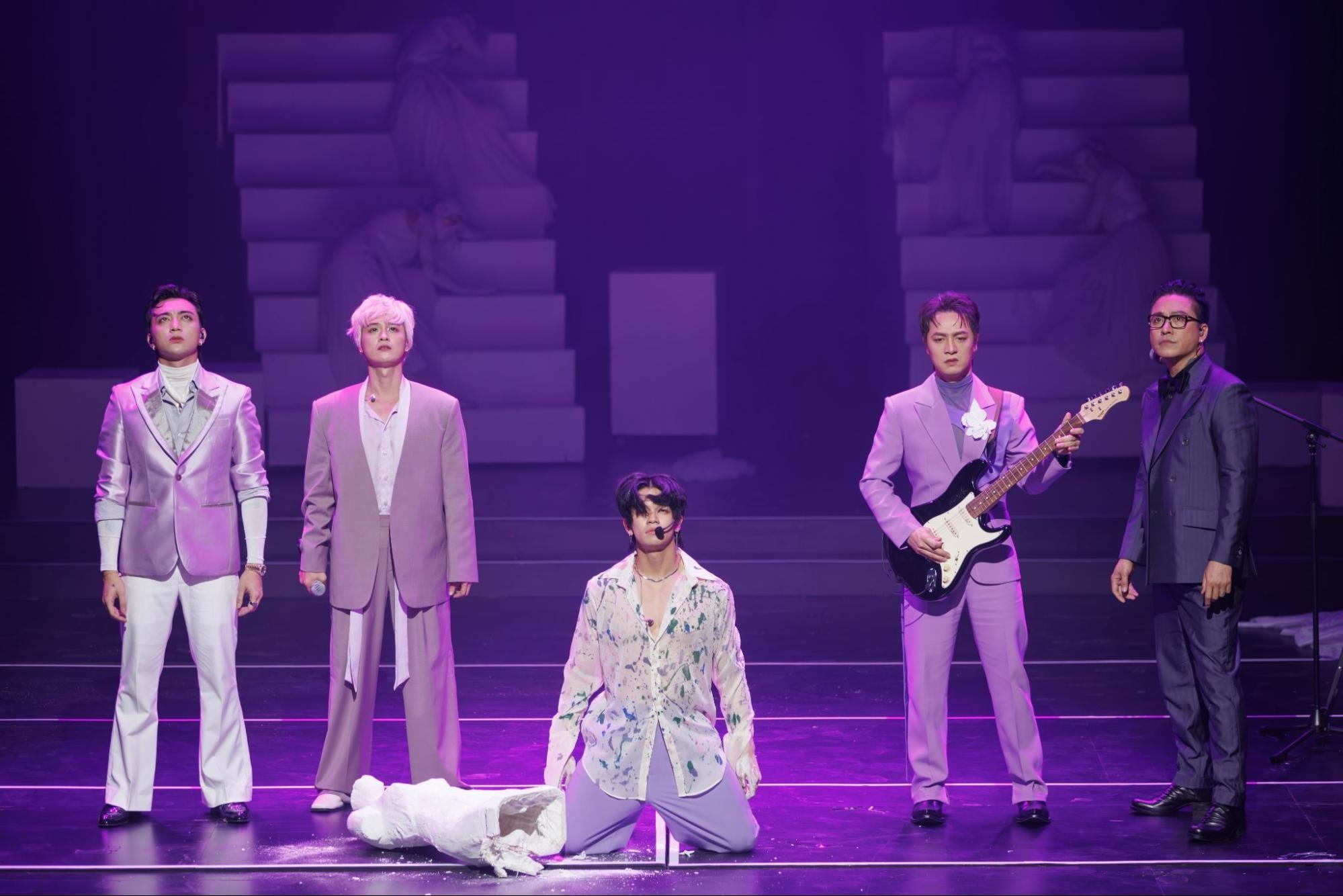 Team Nhà Cá Lớn của Tuấn Hưng cùng các anh tài Đăng Khôi, Thanh Duy, (S)TRONG Trọng Hiếu, SOOBIN đã giành chiến thắng trong vòng Công diễn 3