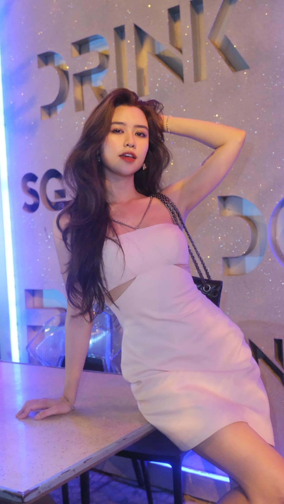 Quyên Qui ưa chuộng trang phục đời thường quyến rũ. Cô đặc biệt yêu thích các thiết kế cúp ngực, áo crop-top khoe khéo vòng eo săn chắc.