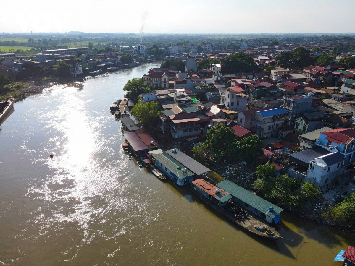 Cả trăm năm nay, làng Nguyệt Đức vẫn bồng bềnh trên sông Cầu, dọc theo các làng Vân Hà và Thổ Hà (xã Vân Hà, Việt Yên, Bắc Giang). Người dân trong làng chủ yếu cải tạo lại các tàu, thuyền cũ để làm nơi ăn ở, sinh hoạt trên sông.