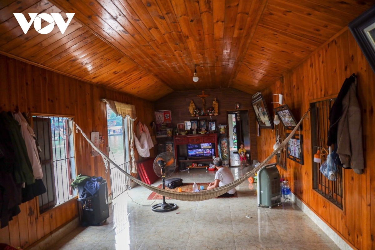 Ông Trần Đình Lợi ở thôn Nguyệt Đức, thị xã Việt Yên, tỉnh Bắc Giang cho biết, trước đây người dân ở đây sống dựa vào sông nước. Vì thế, họ đầu tư, vay ngân hàng mua thuyền tải trọng lớn để vận chuyển hàng hóa. Nhiều năm trở lại đây, vận tải đường thủy gặp khó khăn nên người dân đã ổn định thuyền trên khúc sông Cầu hiện nay.