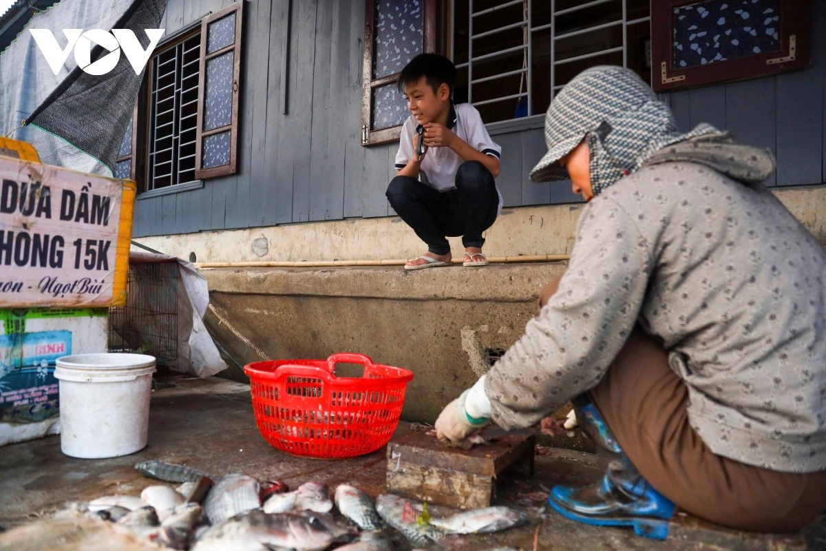 Nhiều người dân ở đây vẫn làm nghề đánh bắt cá.