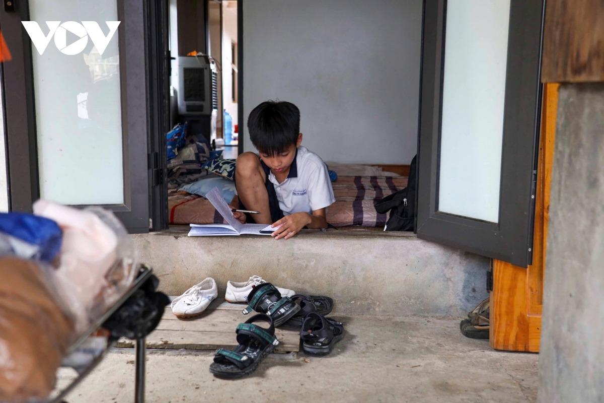 Dù cuộc sống khó khăn, vất vả nhưng trẻ em vẫn được đến trường đầy đủ.