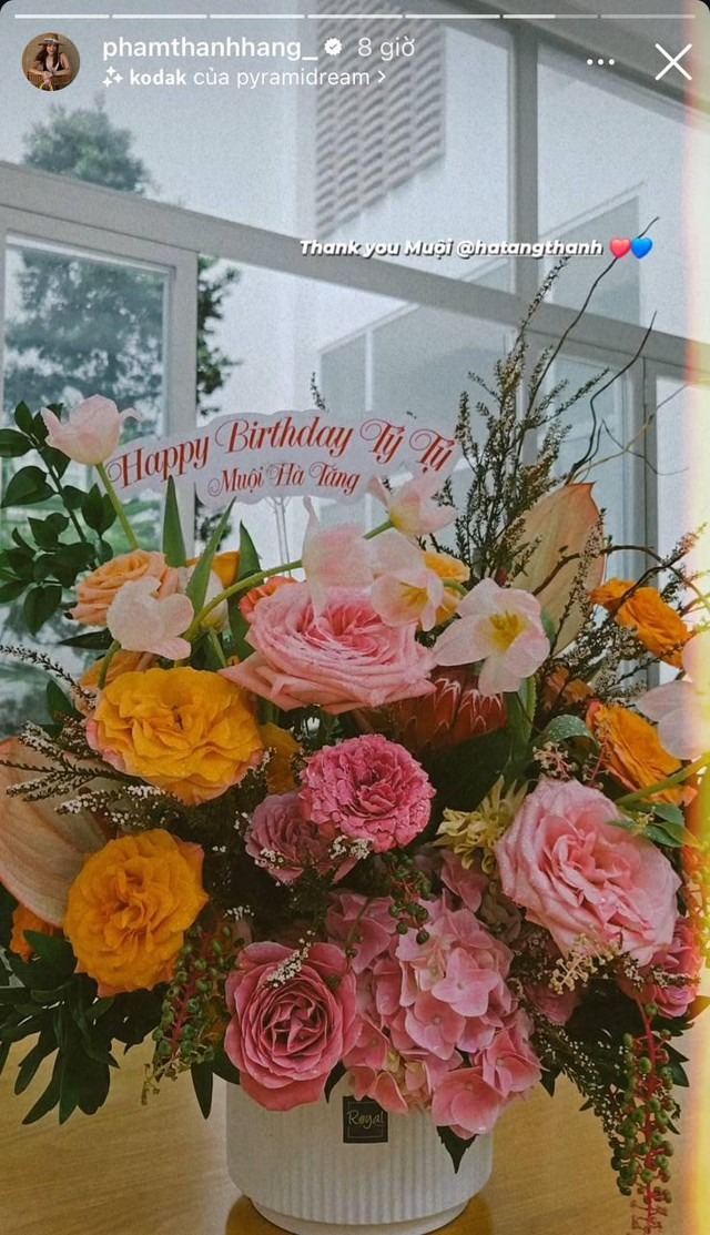 Trước đó, hai người đẹp cũng thường xuyên tặng quà cho nhau dù không gặp mặt