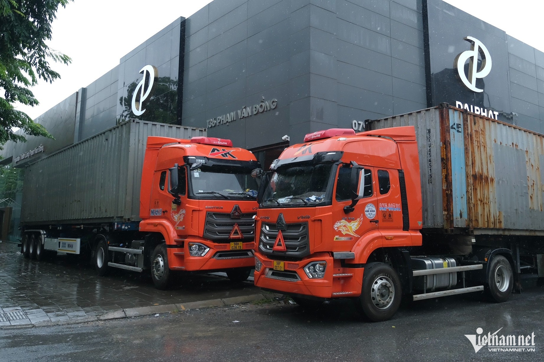 Gara ô tô trên đường Phạm Văn Đồng dùng container chắn kính. Ảnh: Hùng Nguyễn