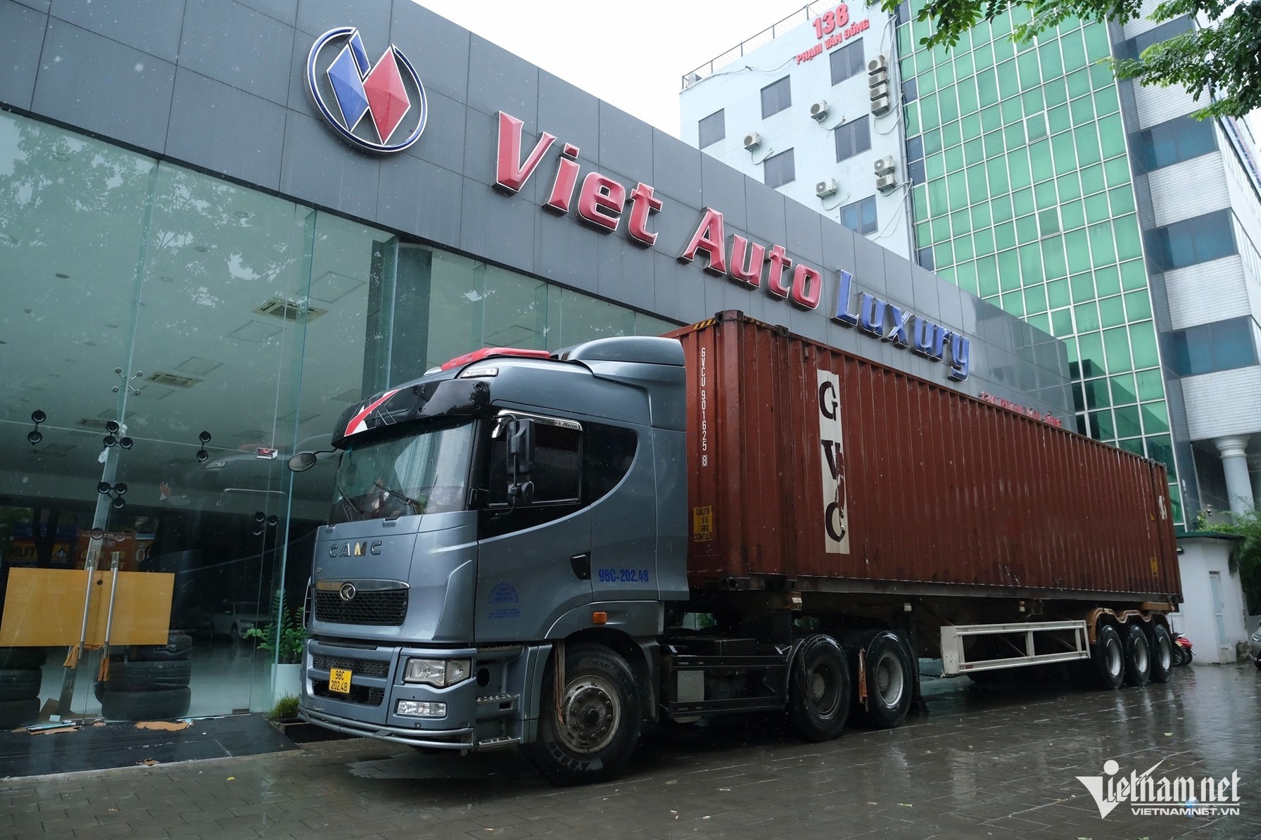 Tương tự, một số gara khác cũng điều động xe container để chắn cửa kính. Ảnh: Hùng Nguyễn