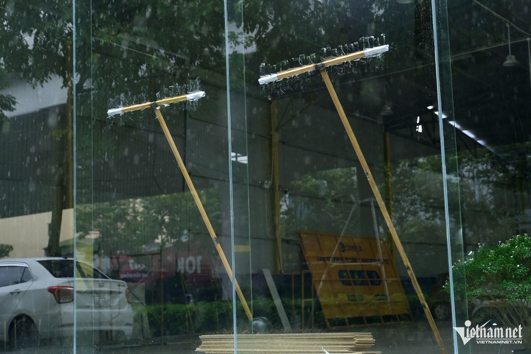 Nhiều biện pháp gia cố được các chủ gara thực hiện, trong đó có việc dùng thanh đỡ bằng sắt dán chống lên cửa. Ảnh: Hùng Nguyễn