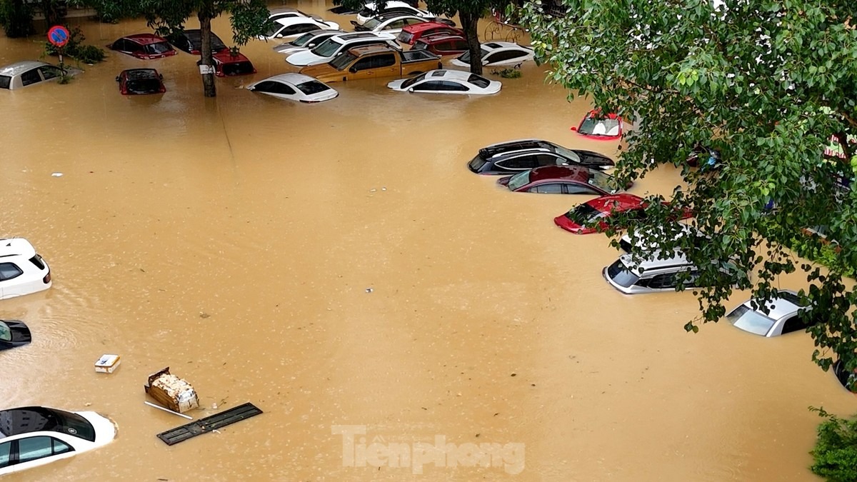 Khi ở cao điểm lũ, những chiếc xe ô tô trong ảnh chìm nghỉm, không còn dấu vết. Trong ảnh là thời điểm nước lũ đã rút một phần, nhiều ô tô 