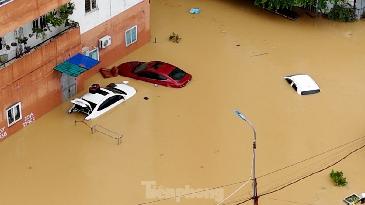 Một số chiếc xe bị nước lũ xô đẩy, trôi dạt ở các vị trí khác nhau. Ảnh: Hoàng Mạnh Thắng.